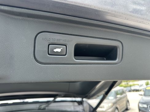 Used 2023 Honda Pilot Touring image 11