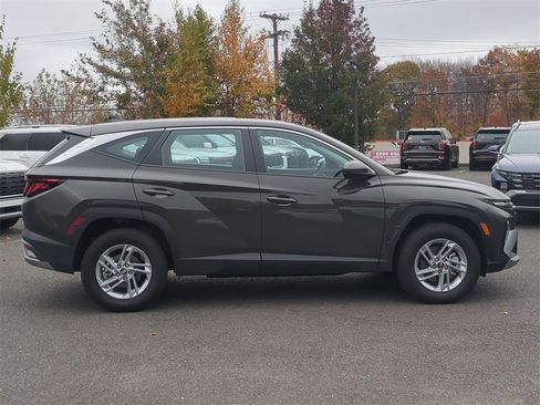 Certified 2025 Hyundai Tucson SE image 2