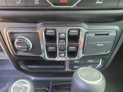 Used 2022 Jeep Wrangler Unlimited Sahara AWD/4WD image 26