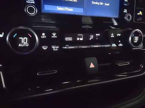 Used 2021 Toyota Highlander XLE AWD/4WD image 28