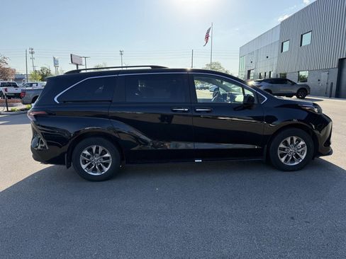 Used 2025 Toyota Sienna FWD image 2