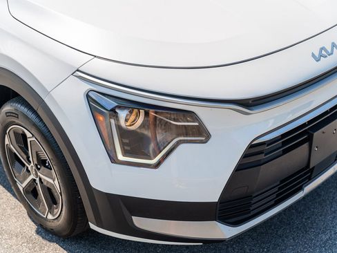 Used 2023 Kia Niro EX image 10