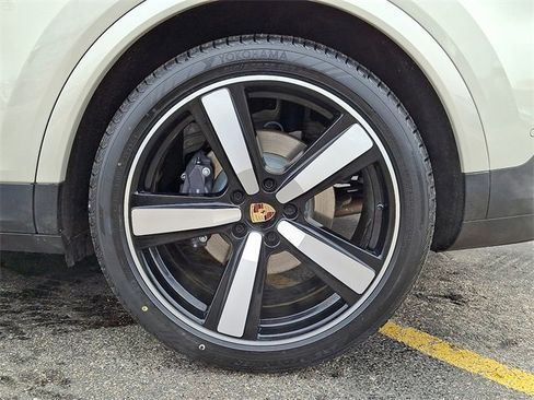 Used 2025 Porsche Cayenne w/ Premium Package Plus image 14