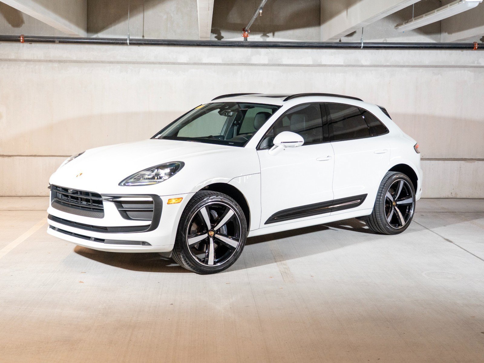 Certified 2022 Porsche Macan AWD/4WD image 1