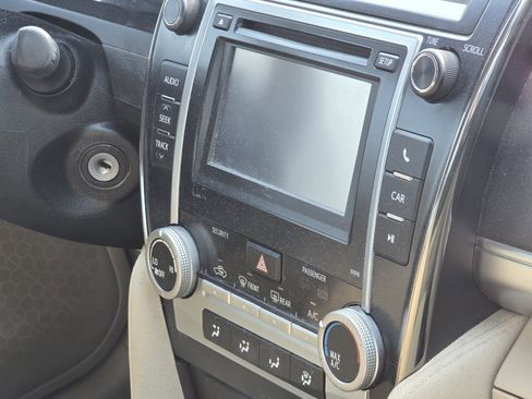 Used 2014 Toyota Camry LE FWD image 17