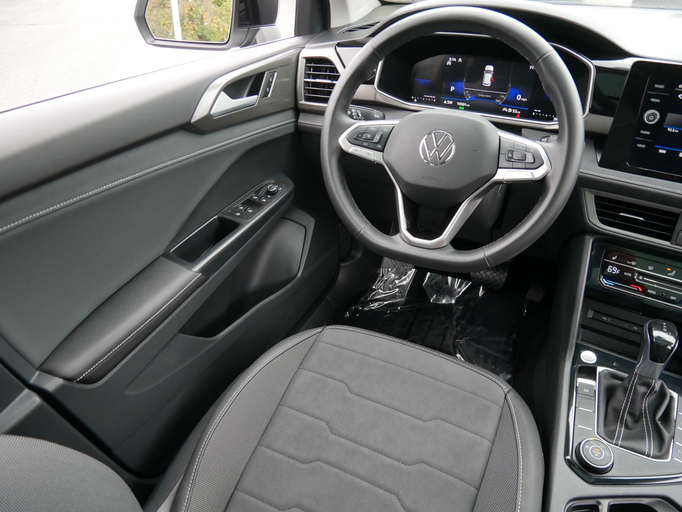 Used 2025 Volkswagen Taos SE AWD/4WD image 9