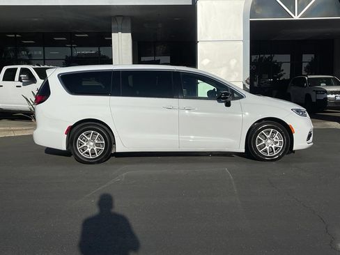 Used 2025 Chrysler Pacifica Select FWD image 3