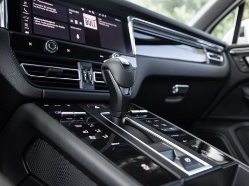 Certified 2026 Porsche Macan AWD/4WD image 26