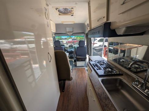 Used 2005 Freightliner Sprinter 2500 RWD image 21