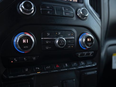 Used 2020 GMC Sierra 2500 AT4 w/ Technology Package image 9