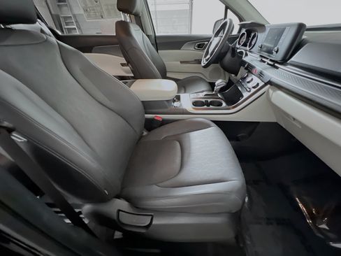 Used 2024 Kia Carnival LX FWD image 31