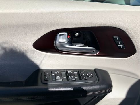 Used 2017 Chrysler Pacifica Limited w/ UConnect Theater Package image 13