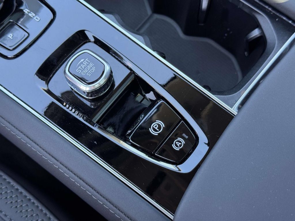 Used 2026 Volvo XC90 B6 Plus w/ Protection Package AWD/4WD image 28