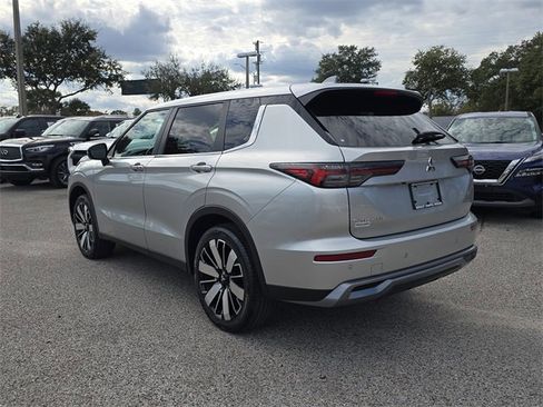 Used 2025 Mitsubishi Outlander SE image 6