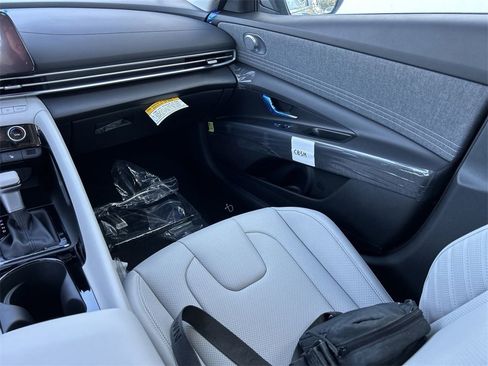 New 2025 Hyundai Elantra Limited image 6