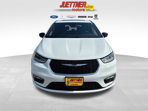 Used 2026 Chrysler Pacifica Limited FWD image 8