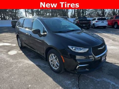 Used 2024 Chrysler Pacifica Touring-L image 2