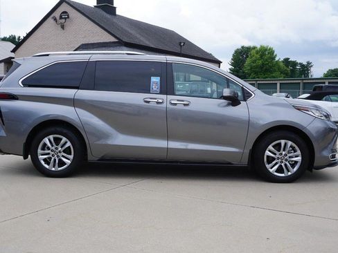 Used 2026 Toyota Sienna Limited FWD image 2