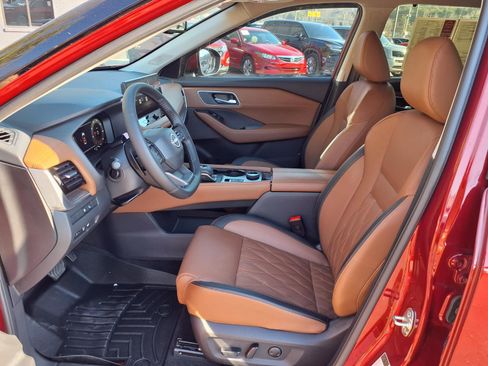 Certified 2025 Nissan Rogue Platinum w/ Tech Package image 11