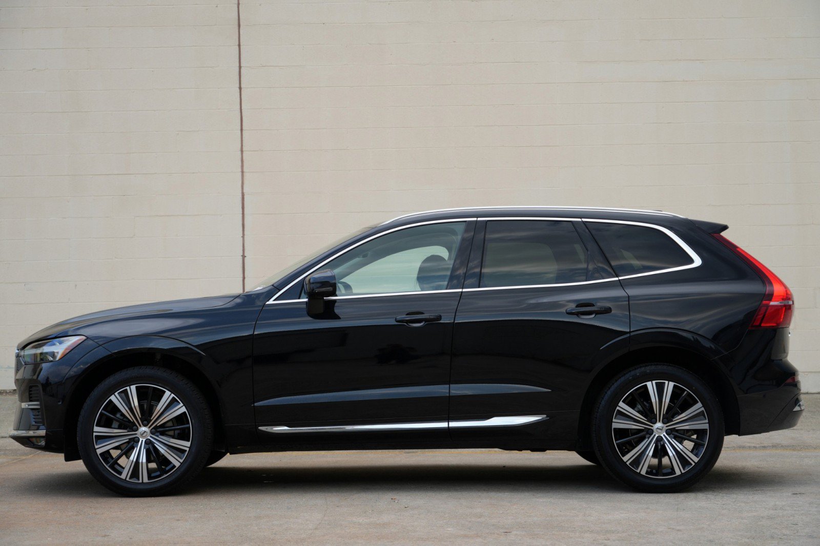 Used 2023 Volvo XC60 B5 Plus w/ Protection Package Premier FWD image 9