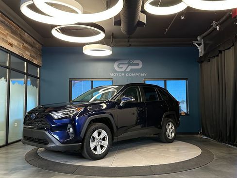 Used 2020 Toyota RAV4 XLE w/ XLE Grade Weather Package AWD/4WD image 7