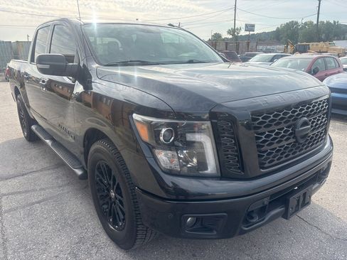 Used 2019 Nissan Titan SV w/ SV Convenience Package image 4