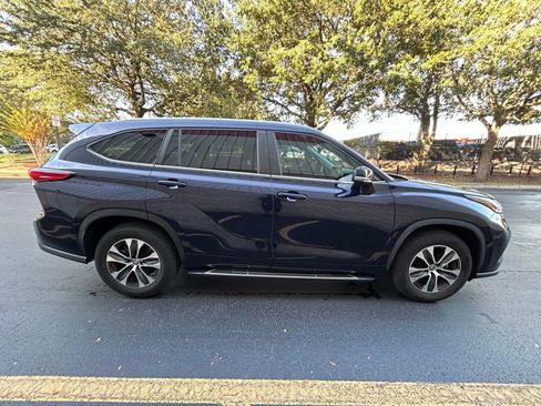 Certified 2023 Toyota Highlander XLE image 6