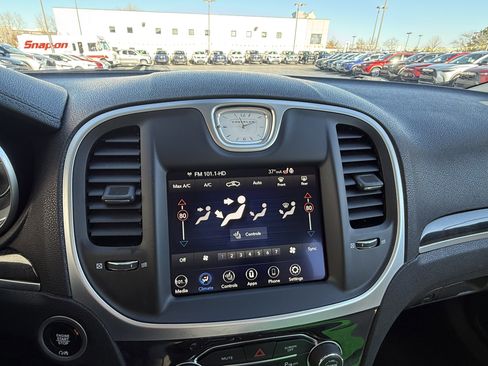 Used 2022 Chrysler 300 Touring L w/ Comfort Group image 9