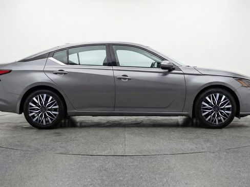 Used 2025 Nissan Altima 2.5 SV image 11