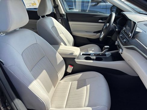 Used 2025 Nissan Altima 2.5 SV FWD image 34