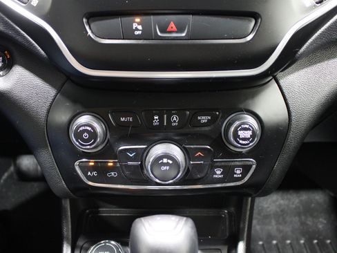 Used 2019 Jeep Cherokee Latitude Plus AWD/4WD image 14