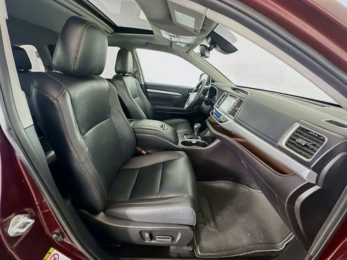 Used 2019 Toyota Highlander XLE image 28