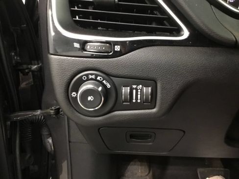 Used 2019 Jeep Cherokee Latitude Plus AWD/4WD image 11