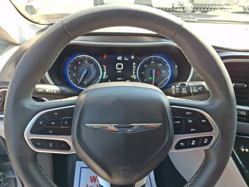 Used 2024 Chrysler Pacifica Touring-L FWD image 21