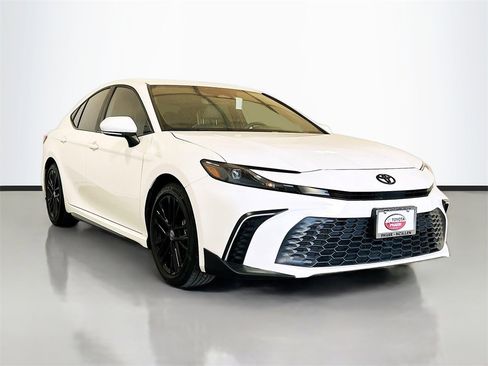 Used 2025 Toyota Camry SE image 3
