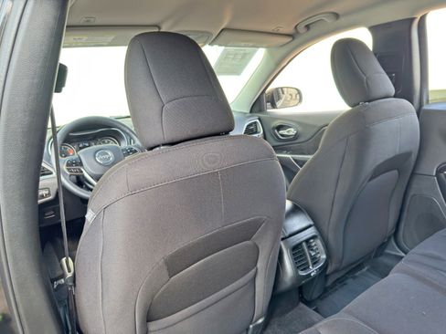 Used 2019 Jeep Cherokee Latitude w/ Popular Appearance Group FWD image 29