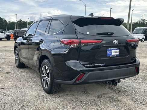 Used 2022 Toyota Highlander XLE FWD image 11