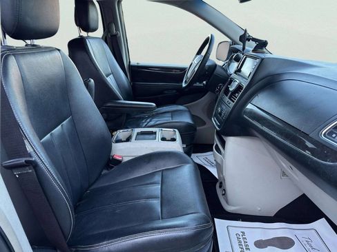 Used 2014 Chrysler Town & Country Touring FWD image 15