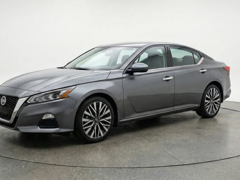 Used 2025 Nissan Altima 2.5 SV FWD image 3