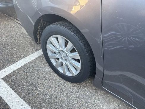 Used 2017 Toyota Sienna XLE image 4