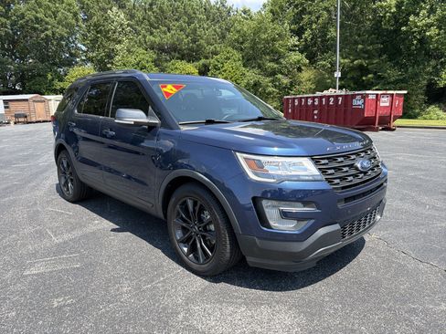 Used 2017 Ford Explorer XLT w/ Equipment Group 202A FWD image 3