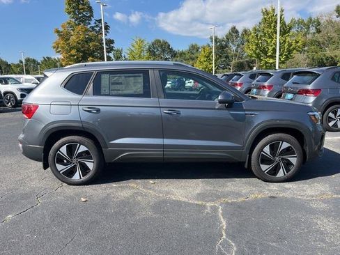 New 2024 Volkswagen Taos SE image 6