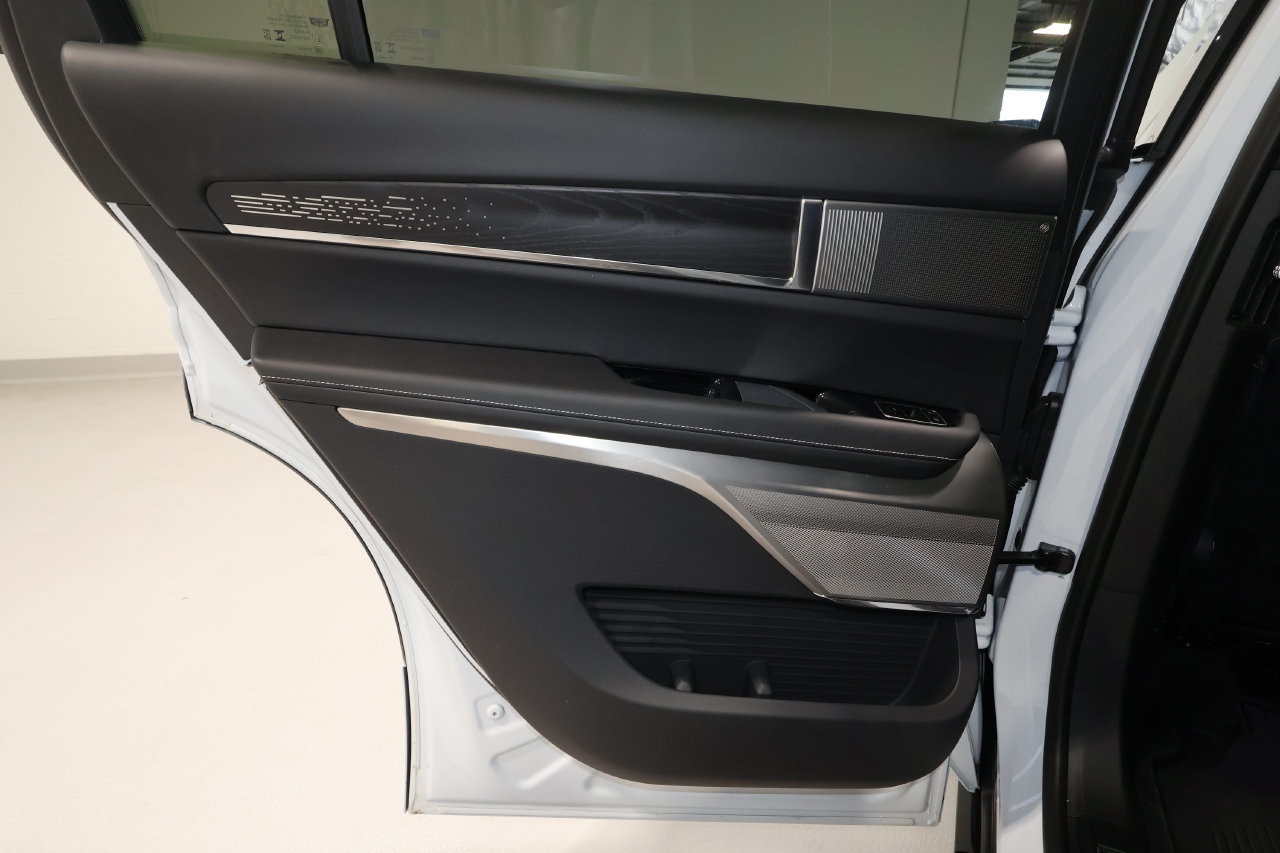 Used 2026 Cadillac Vistiq Platinum w/ LPO, Floor Liner Package AWD/4WD image 20