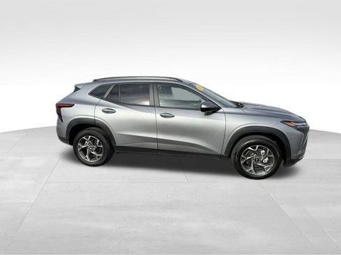 Used 2025 Chevrolet Trax LT w/ LT Convenience Package image 10