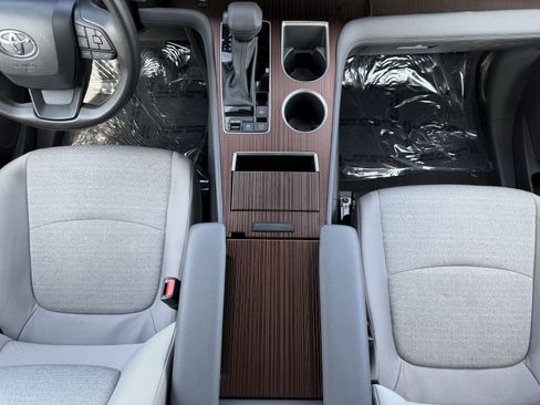 Used 2024 Toyota Sienna LE image 61