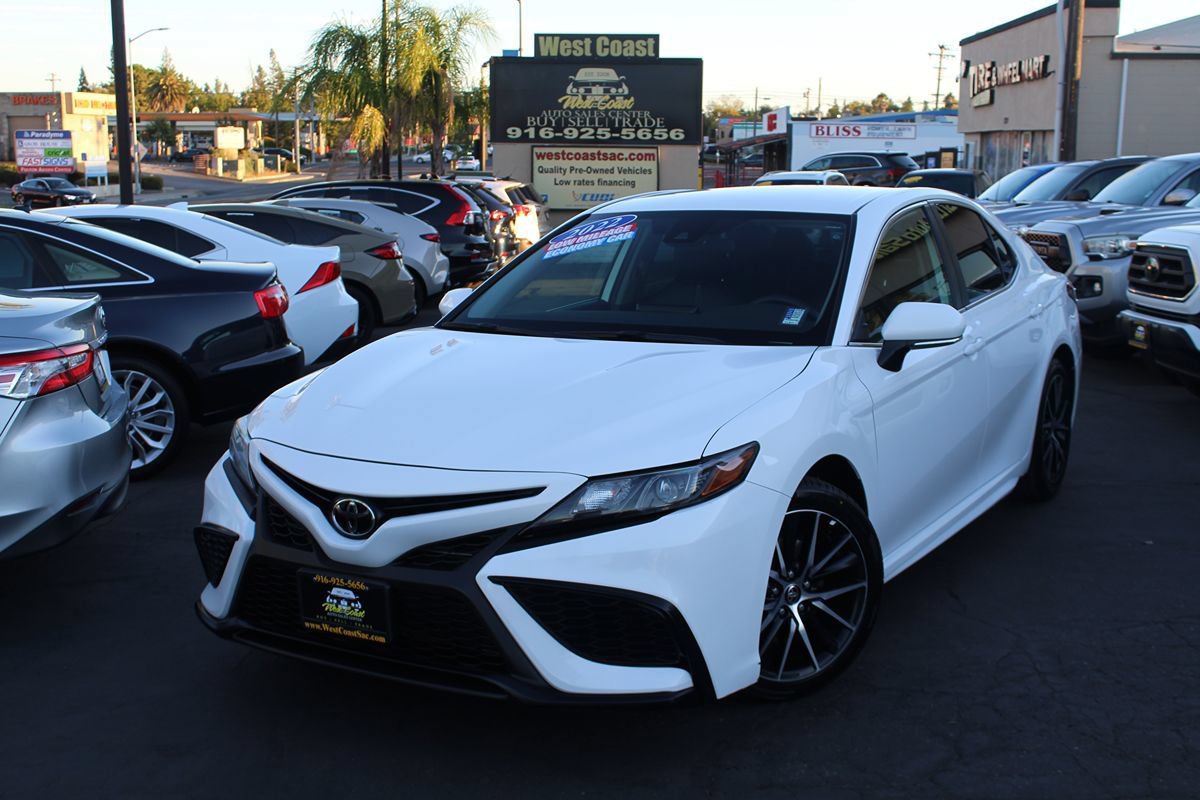 Used 2022 Toyota Camry SE w/ Carpet Mat Package (TMS) FWD image 2