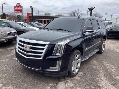 Used 2017 Cadillac Escalade ESV Luxury image 4