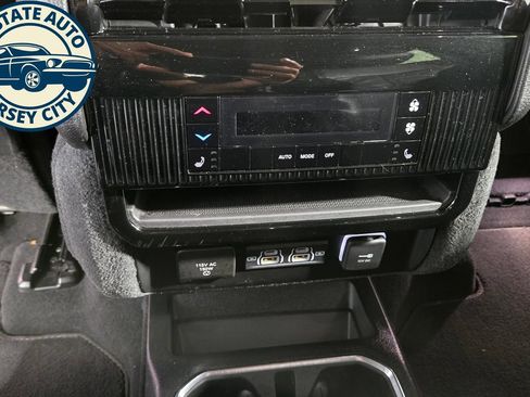 Used 2024 Jeep Wagoneer L Series II AWD/4WD image 34