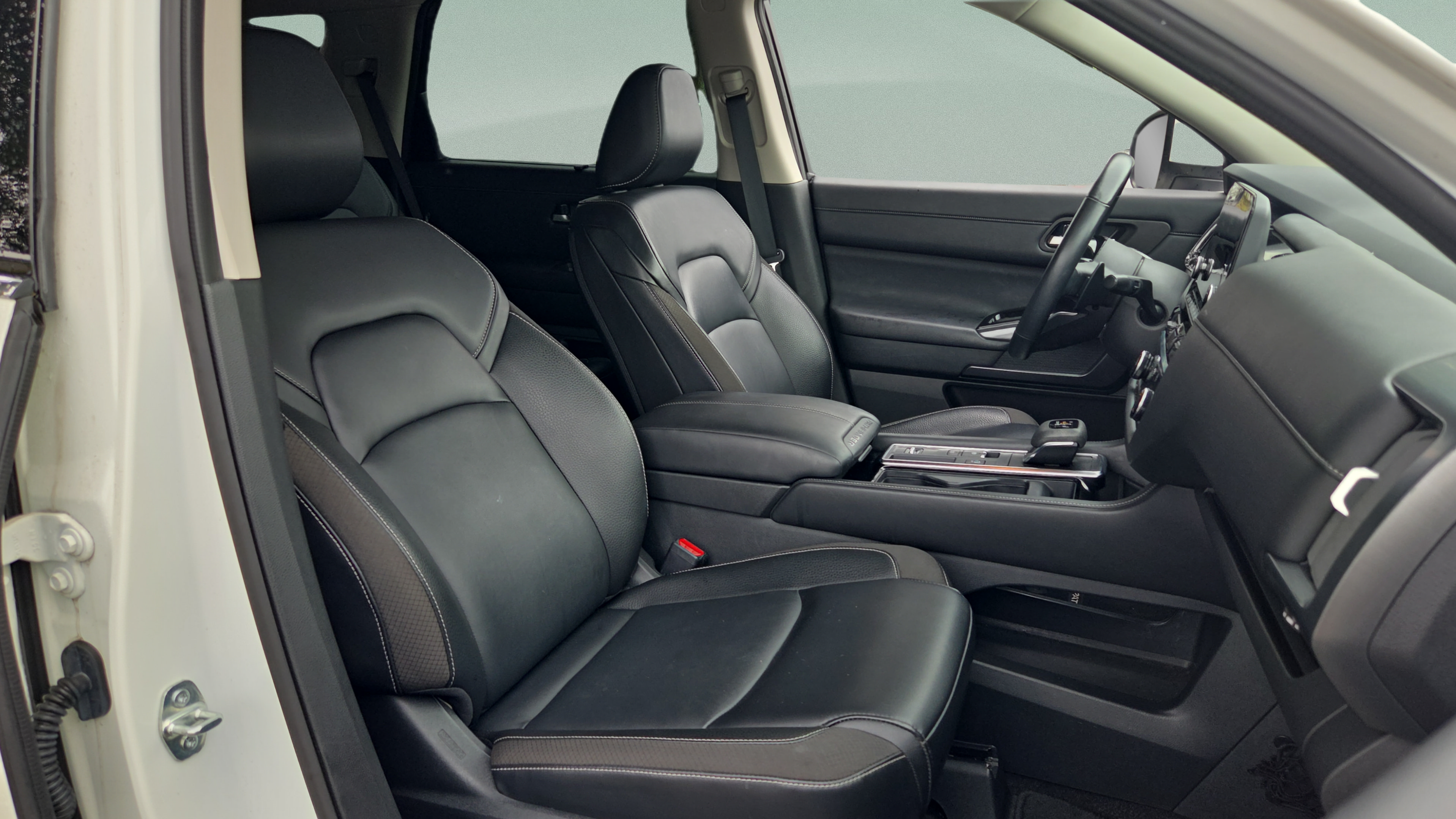 Used 2024 Nissan Pathfinder SL w/ Cargo Package FWD image 19