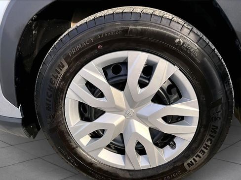 Used 2023 Toyota Corolla Cross L image 11